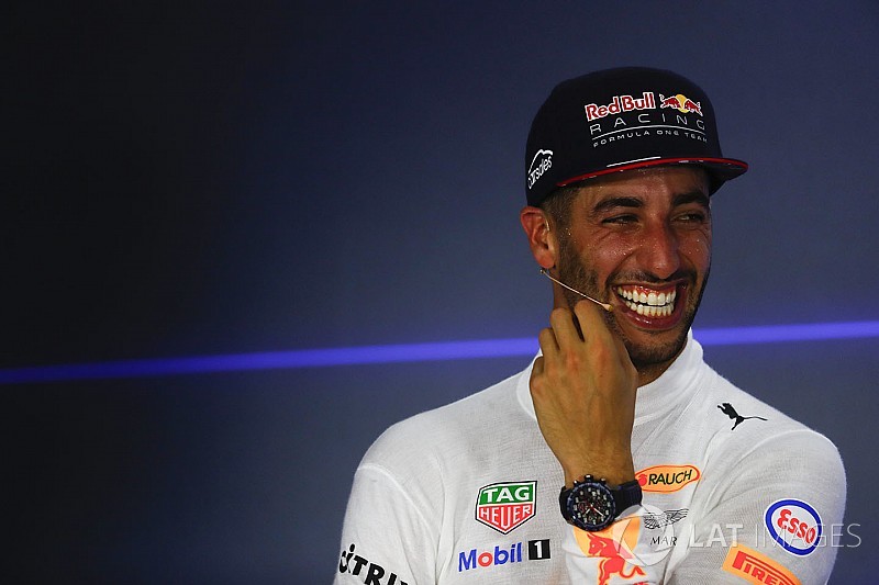 VIDEO: Daniel Ricciardo se tira flatulencia durante conferencia con Bottas y Hamilton