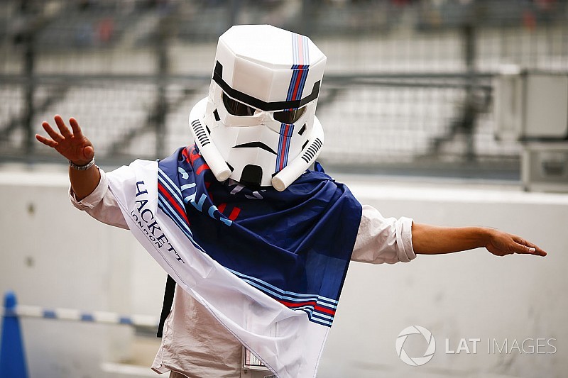 Star Wars jelmez Suzukában