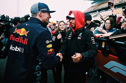 Hamilton faz as pazes com Verstappen após toque no Bahrein
