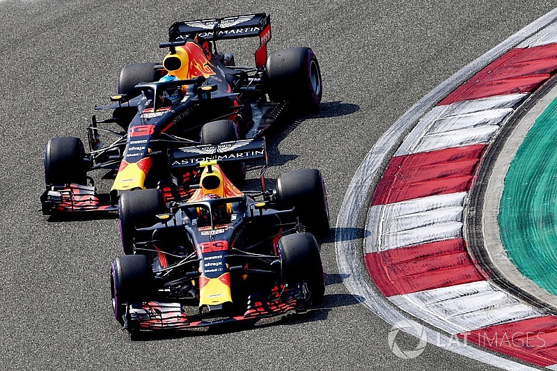 Red Bull: mentre Ricciardo vince, Marko tira le orecchie a Verstappen