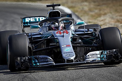 Hamilton: Ferrari düzlüklerde "uçuyor"