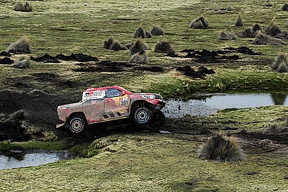 Al Attiyah espera fallo de Sainz en el Dakar