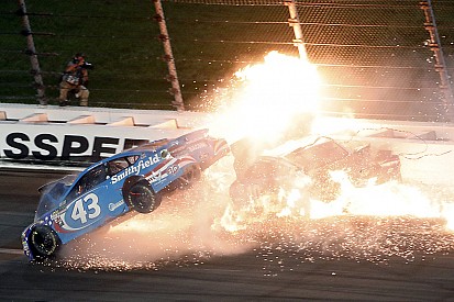 Video: Vuurzee na NASCAR-crash Kansas 400, Truex Jr. wint