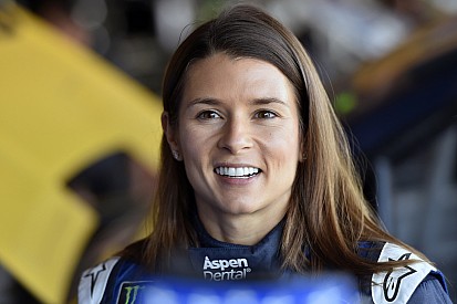Danica lamenta falta de interesse de times por sua despedida