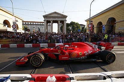 Vettel verklaart crash tijdens demonstratie: “Gebruikte het stuur van Kimi”