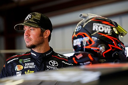 Truex repite y gana la etapa 2 en Kentucky