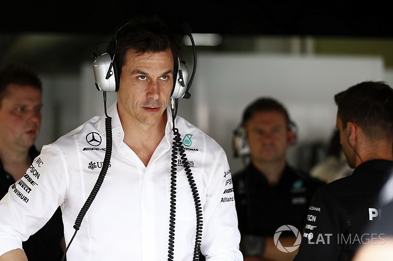 Вольф назвал причиной поражения Mercedes компьютерный сбой