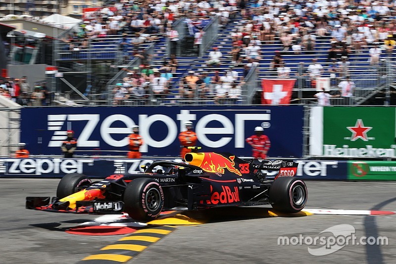 In beeld: De crash van Max Verstappen in Monaco