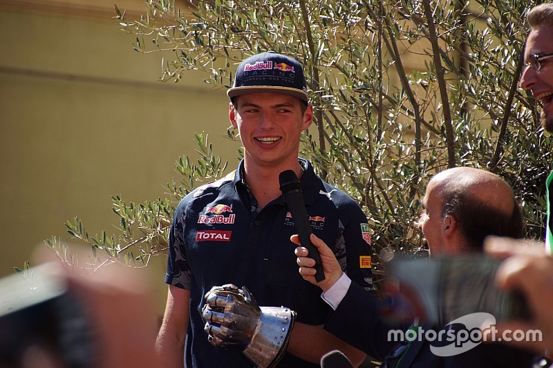 Verstappen ontvangt Trofeo Bandini in brandende hitte:
