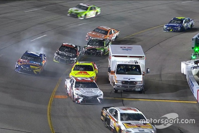Kurioser Zwischenfall bei NASCAR: Krankenwagen in der Boxeneinfahrt