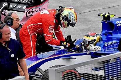 Grosjean nézetéből, ahogy Vettel és Stroll összeütközik egymással