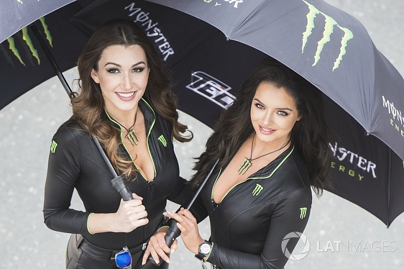 Fotogallery: la MotoGP si tiene strette le grid girl, ecco quelle del Qatar