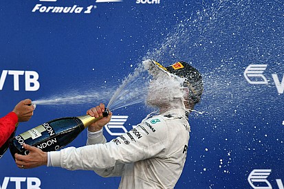 Die Geschichte zum Bild: Valtteri Bottas genießt Champagner