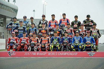 La parrilla de MotoGP posa al completo para la foto oficial