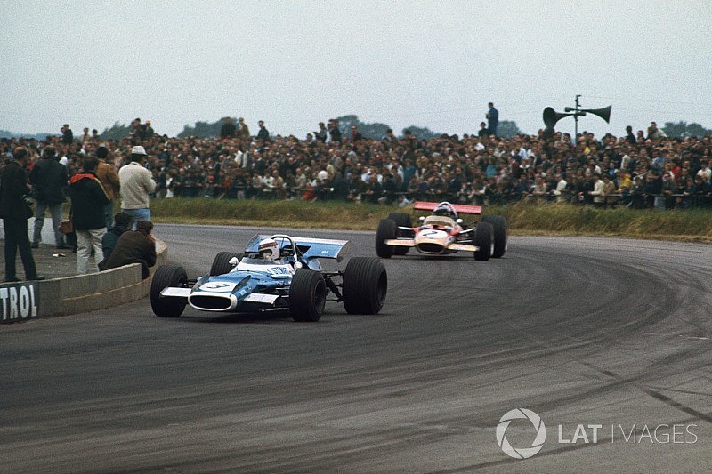 Jackie Stewart au volant d'une de ses F1 victorieuses à Silverstone