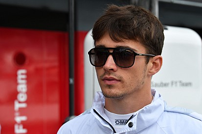 Ferrari planea de nuevo el cambio de Leclerc por Raikkonen