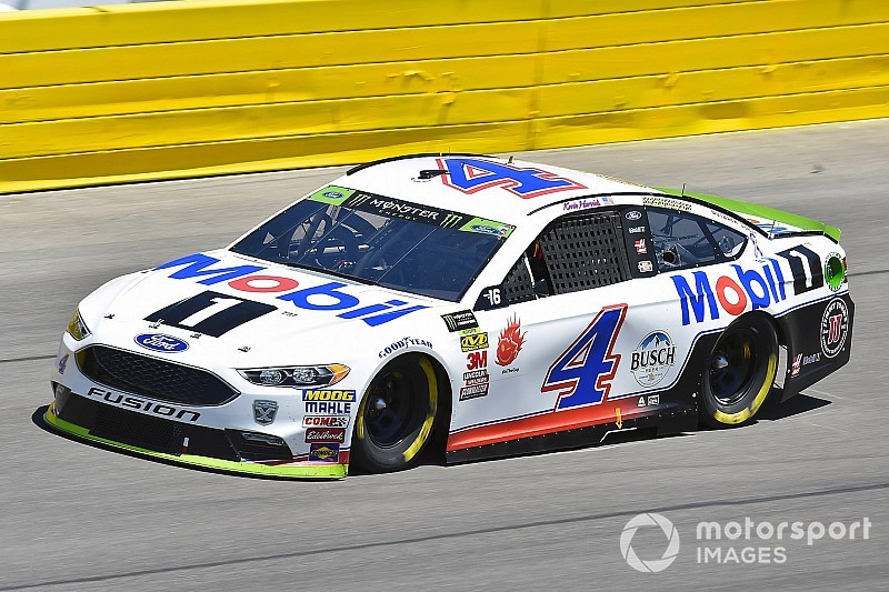 Kevin Harvick regola Danny Hamlin e si prende la pole a Richmond