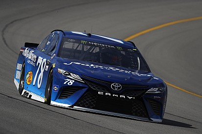 Truex lidera la segunda práctica en Michigan