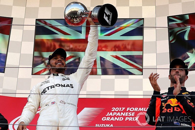 Hamilton nyerte a Japán Nagydíjat Verstappen előtt, Vettel kiesett: ennyi volt a VB?