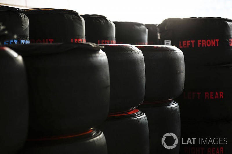 Mercedes y Ferrari, con diferente estrategia de neumáticos en Austria