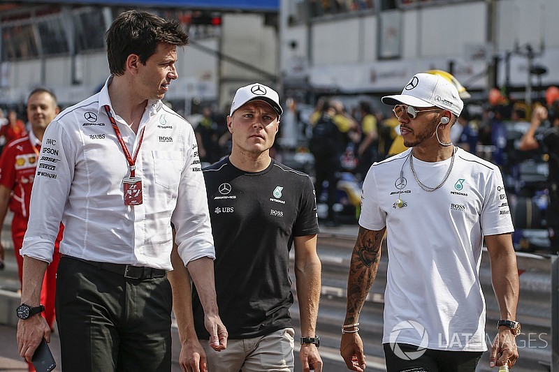 Sem ordens de equipe, Wollf “protege” Bottas, diz Villeneuve