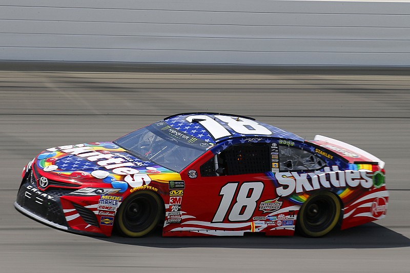 Kyle Busch resiste a un contatto con Larson e trionfa anche al Chicagoland