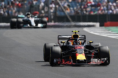 Verstappen: "Nas retas era como pilotar em outra categoria"