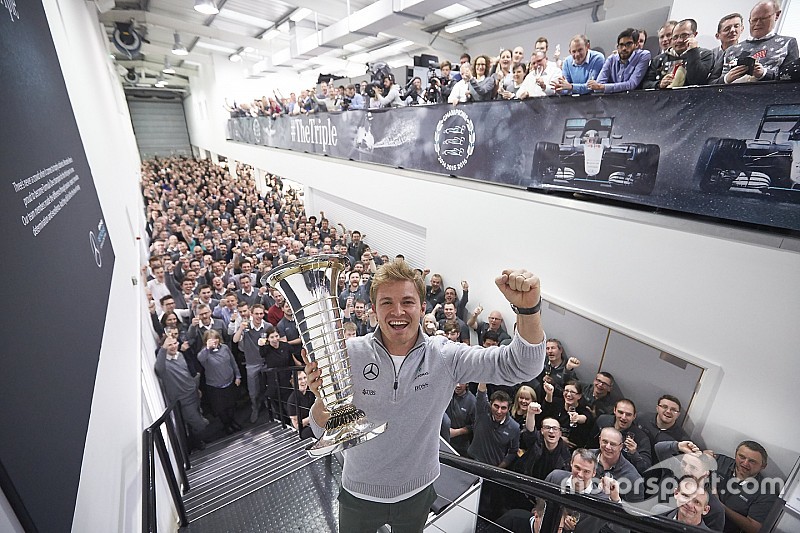 Росберг получил чемпионский кубок Формулы 1
