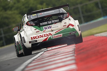 WTCC в Угорщині: Монтейру виграв першу гонку