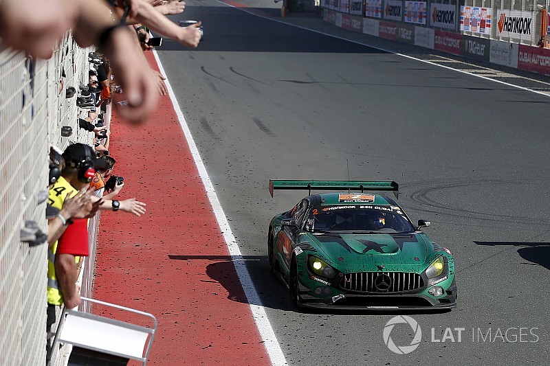 La Mercedes del Black Falcon conquista la 24 Ore di Dubai