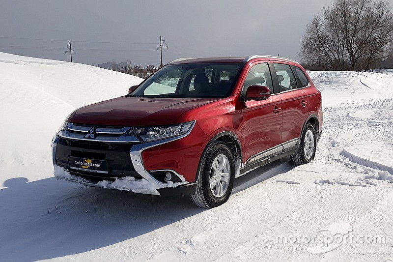 Mitsubishi Outlander: червоний та спортивний кросовер