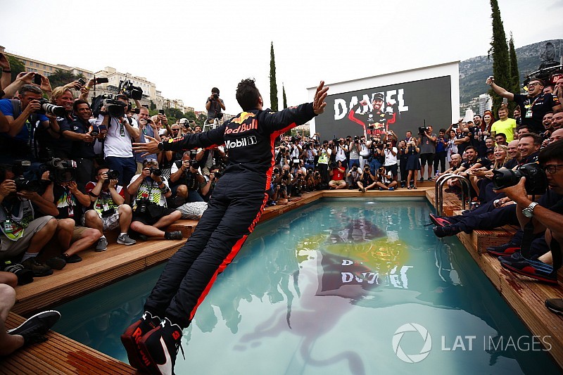 Óriási: Ricciardo érdekes medencés jelenete