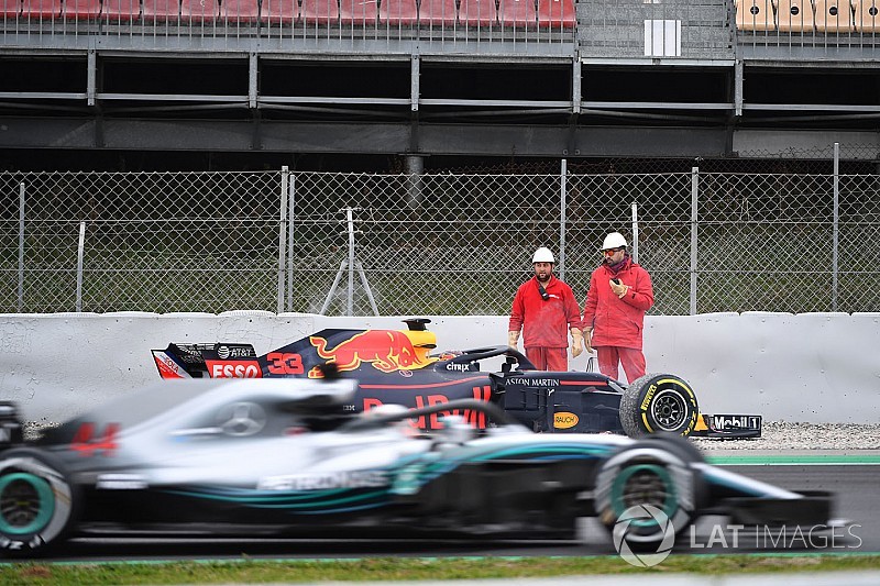 Hamilton: „Lehet, hogy csak a Red Bull mögött vagyunk...”