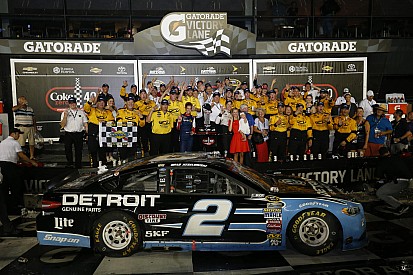 Keselowski sobrevive y vence en Daytona