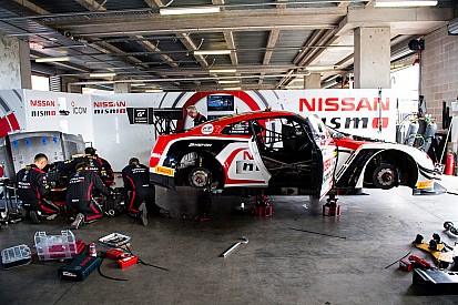 Таймлапс: механики Nissan 14 часов чинят разбитый GT-R