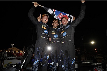 Petit Le Mans: Van der Zande leidt WTR naar zege