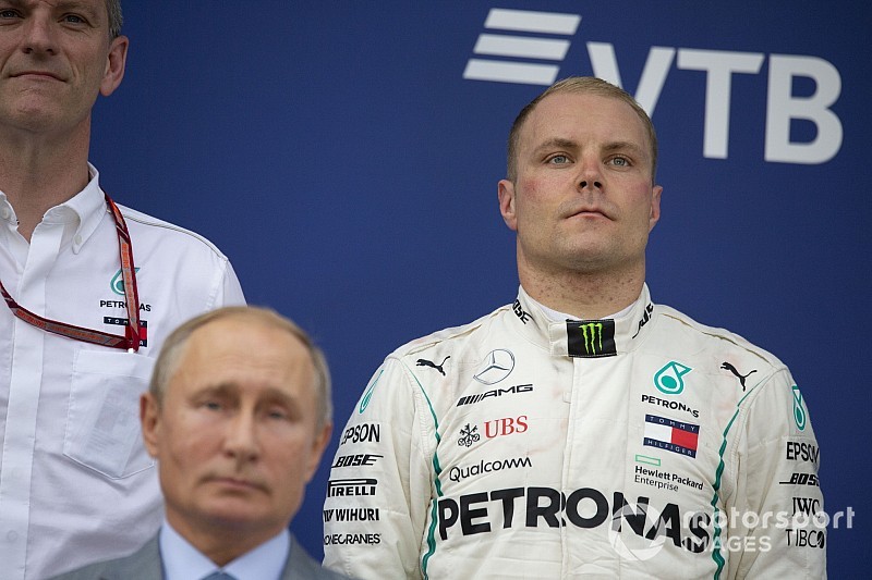 Könyörtelen volt a Mercedes Bottasszal? Hamilton címe mindenek felett!