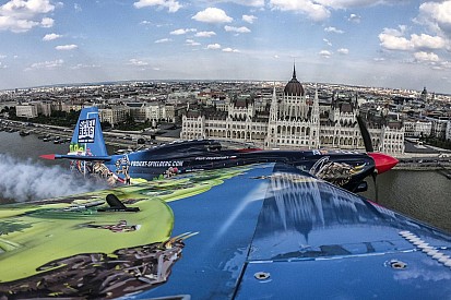 54 perc és 85 ember - így készül az Air Race pályája Budapesten