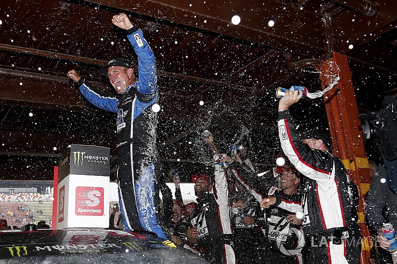 Clint Bowyer llega con una