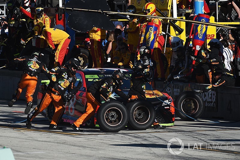 NASCAR limitará el personal de los equipos en las carreras
