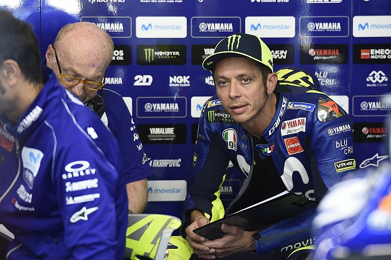 Rossi tagadja, hogy Vinales versenymérnökére fájna a foga