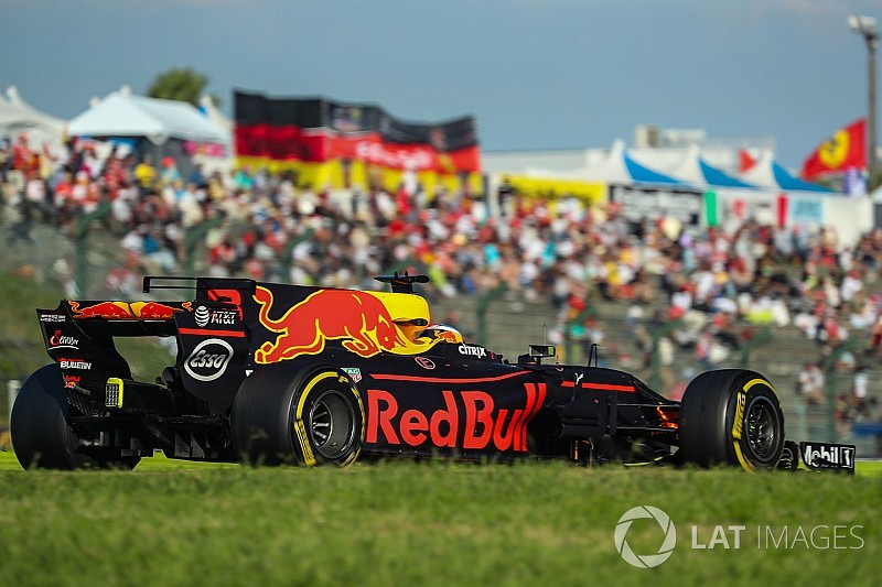 Földkamera nézetből Ricciardo előzése a Force India ellen