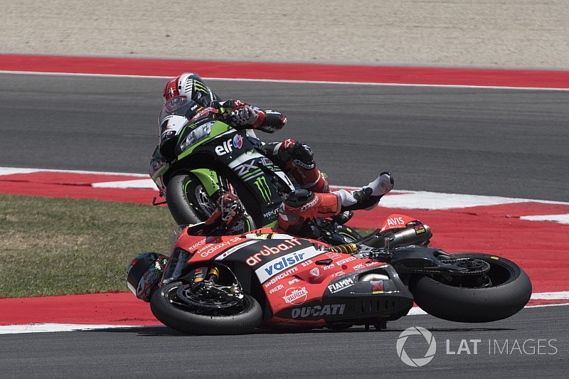 Chaz Davies Suffers Fracture In Jonathan Rea Superbikes Crash Chaz Davies Suffers Fracture In Jonathan Rea Superbikes Crash