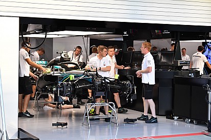 Új fék a Ferrarin, új Halo a Mercedesen – technikai fotók Szingapúrból