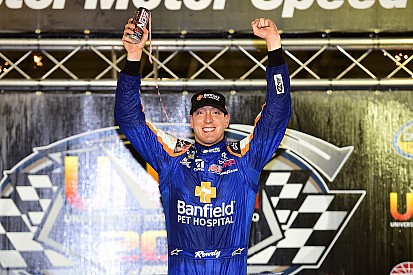 Kyle Busch dominates Bristol Truck race from pole