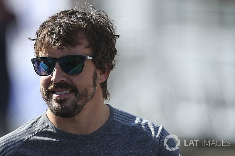【F1】アロンソ、複数のオファーを認めるも「決断を下すのは9月」
