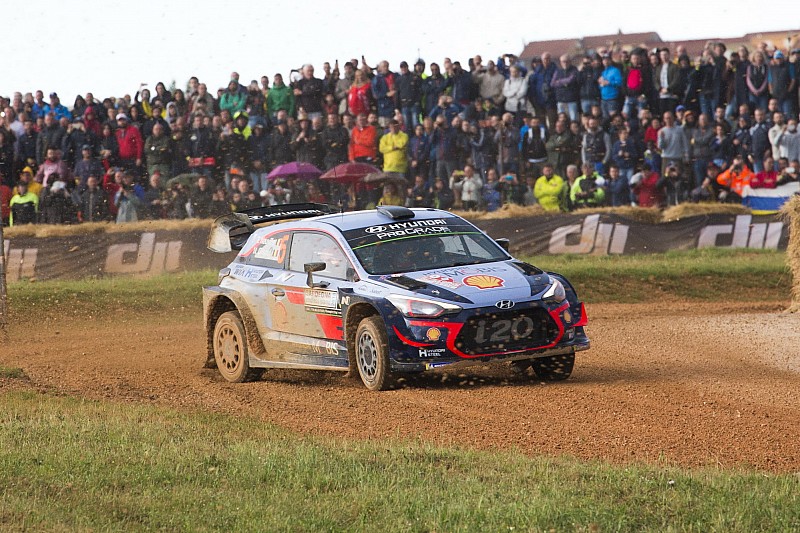Sardegna, PS5: gran lotta Neuville-Tänak per il secondo posto