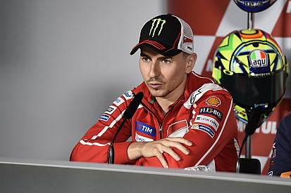 Lorenzo: "Io e Valentino non andiamo d'accordo, ma lo ammiro molto"