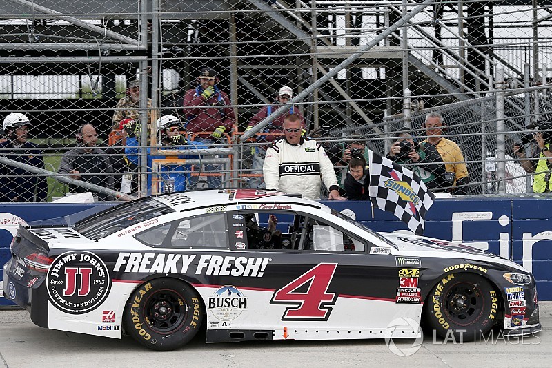 NASCAR: Kalahkan rekan setim, Harvick gondol kemenangan keempat
