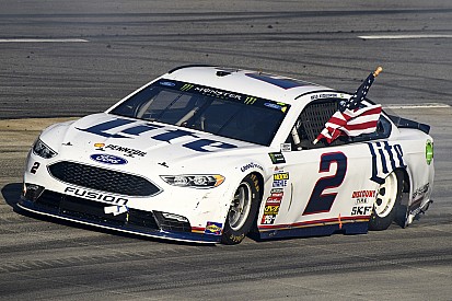 Keselowki vence a Kyle Busch y triunfa en Martinsville